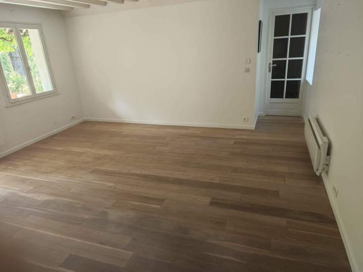 Je peux travailler sur différents matériaux pour vous créer un sol esthétique et durable.